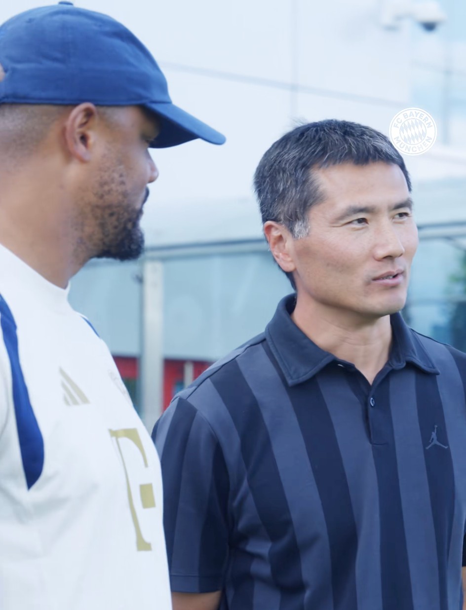 邵佳一观看拜仁训练并向孔帕尼介绍：我们U23和U17有不错潜力