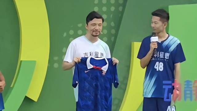 足球前国脚谢晖现身贵州，向乡村小学赠送世界杯法国队签名球衣法甲中超5 评07-27 23:22