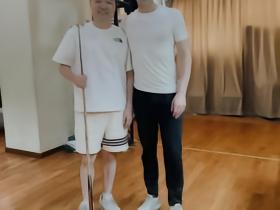 尼尔-罗伯逊与丁俊晖练球：在中国有这么多机遇要归功于他