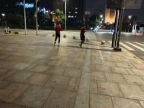 你们队的杨阔带着谁去吃夜宵去了