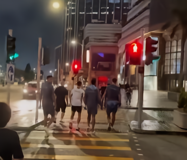 足球福登等4人在香港街头闯红灯引热议，按规定可处罚2000港元英超54 评07-31 11:23