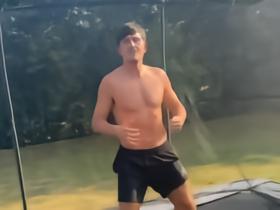 马奎尔晒空翻视频，网友：我们唯一健康的资深后卫正在翻跟头