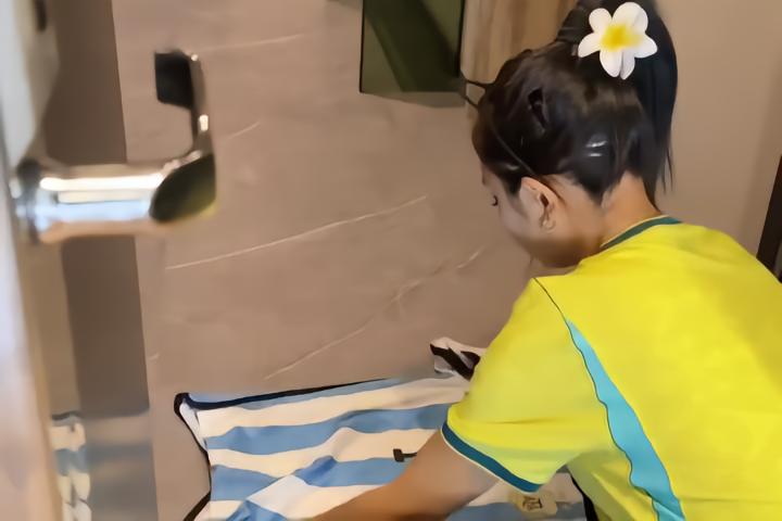 足球五洲世界杯不尊重，曾遭墨西哥人种族歧视的女网红用梅西球衣当抹布引争议08-01 10:50·121 评论