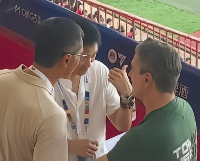 足球邵佳一和安东尼奥现场观战河南vs英博，赛前两人进行了交流中超12 评08-01 11:29