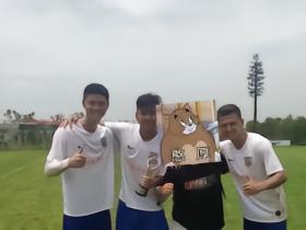 有认识这三个球员是谁的吗？这是2