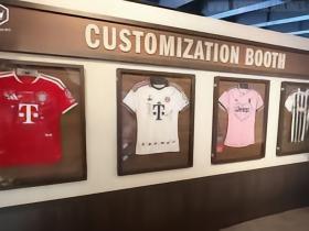 阿迪日本门店推出球衣定制贴纸服务，球迷可根据个人喜好设计