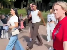 太阳报：贝林厄姆现身游乐园度假，现场游客大感意外