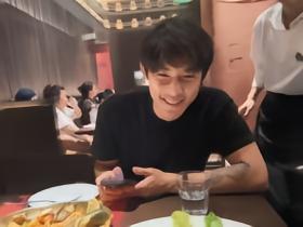 海牛夏窗新援李嗣镕晒照：夏天的青岛，感受感受海边的风