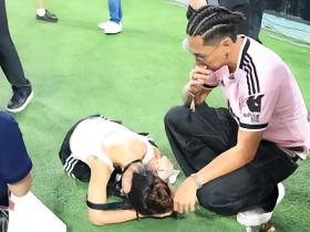 切尔西vs尤文赛前，一名VIP球迷在场边被皮球击中头部