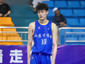 官方：江苏19岁中锋吴嘉浩加盟西篮甲穆尔西亚，征战U22联赛