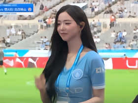 韩国女星金采嬿身穿曼城球衣出现在场边，还模仿了李昇祐庆祝