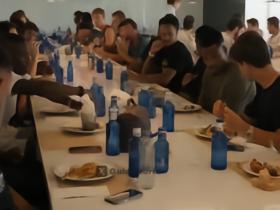 记者：穆帅要求皇马全队每天留在基地集中用餐，以增强团队凝聚力