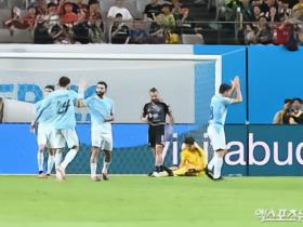 韩国行特别款，曼城对阵K联赛全明星时身穿韩文印字球衣