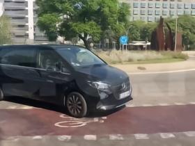 每体：戈登抵达巴萨迎来首训，将见多位新队友
