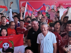马凯与海纳出席香港行球迷活动，并与到场球迷合影留念