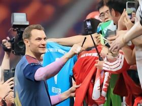 拜仁6日晚进行公开训练，结束后多名球员为球迷签名、合照