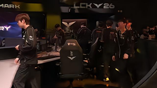 HLE 1-2遭到GEN逆转,没能提前锁定2026LCK第一赛段头名