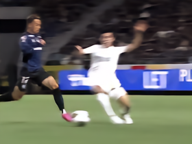 半场：大阪钢巴2-1浦和红钻，胡梅特、杰巴利破门，萨维奥染红