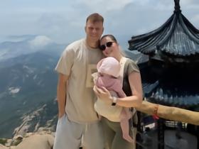 梅米妻子晒游玩照：带8个月的娃登崂山，根本不用特意练腿了