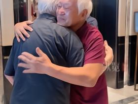 春晚记忆觉醒！相声演员牛群与国足前主帅施拉普纳重逢