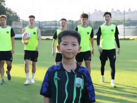 正能量！千万网红良田带“捡瓶子”小孩到浙江队基地，王钰栋等人陪他踢球