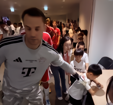 足球香港行期间，诺伊尔的小球童沉迷于电话手表，拉都拉不走他德甲15 评08-10 11:05