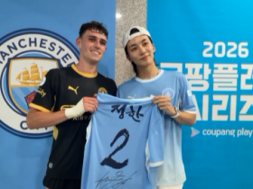 韩国行赛后，福登与韩国男团SEVENTEEN成员尹净汉合影