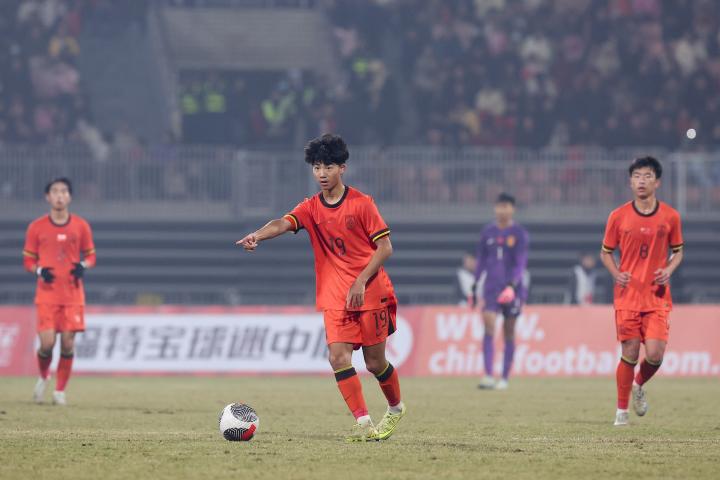足球报：万项若要真正兑现职业球员合同，仍需改变很多